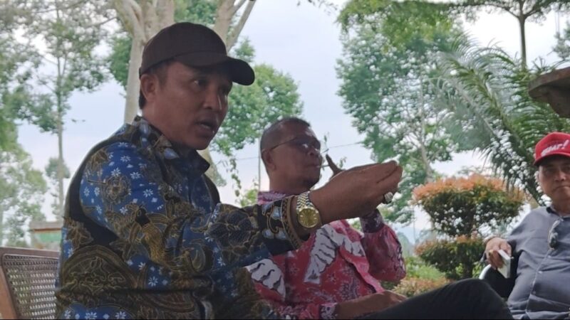 Caption: Cabup Lampung Barat Parosil Mabsus ketika berdiskusi dengan para petugas di UPT Pemrosesan Sampah TPA Bahway, Kecamatan Balik Bukit, Lampung Barat pada Selasa (8/10/2024).