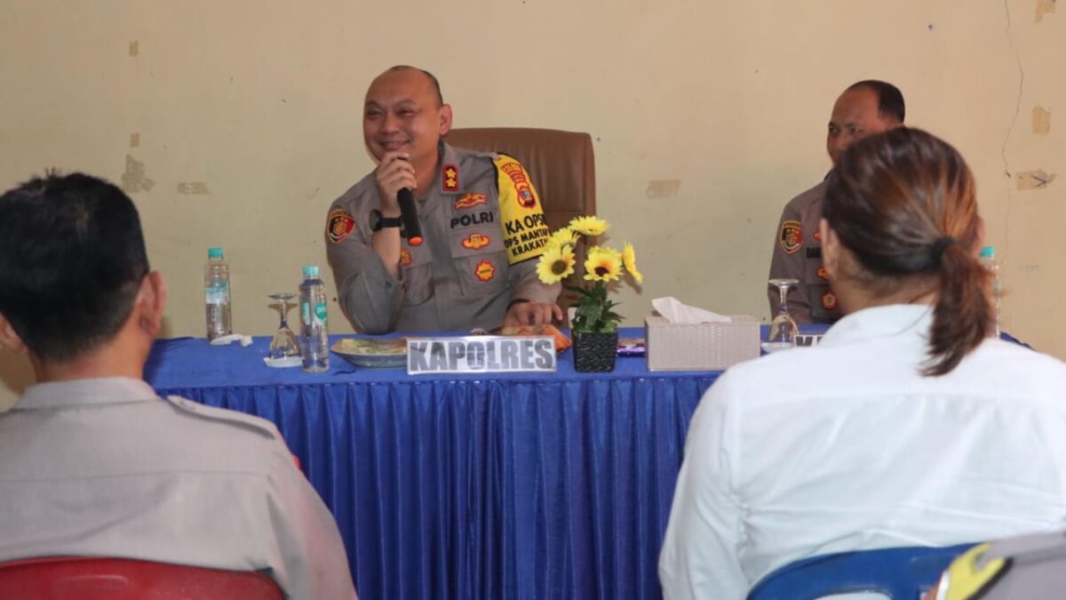 Kapolres Tanggamus AKBP Rivanda saat memberikan arahan di Polsek Talang Padang, Rabu 9 Oktober 2024.