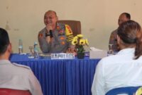 Kapolres Tanggamus AKBP Rivanda saat memberikan arahan di Polsek Talang Padang, Rabu 9 Oktober 2024.
