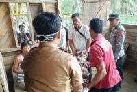 Polisi saat mengevakusi jenazah korban Eliftia Sari Sari dari kediamannya, Selasa 8 Oktober 2024 | Dok. Polres Pesisir Barat.