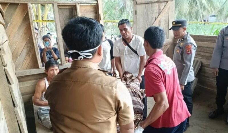 Polisi saat mengevakusi jenazah korban Eliftia Sari Sari dari kediamannya, Selasa 8 Oktober 2024 | Dok. Polres Pesisir Barat.
