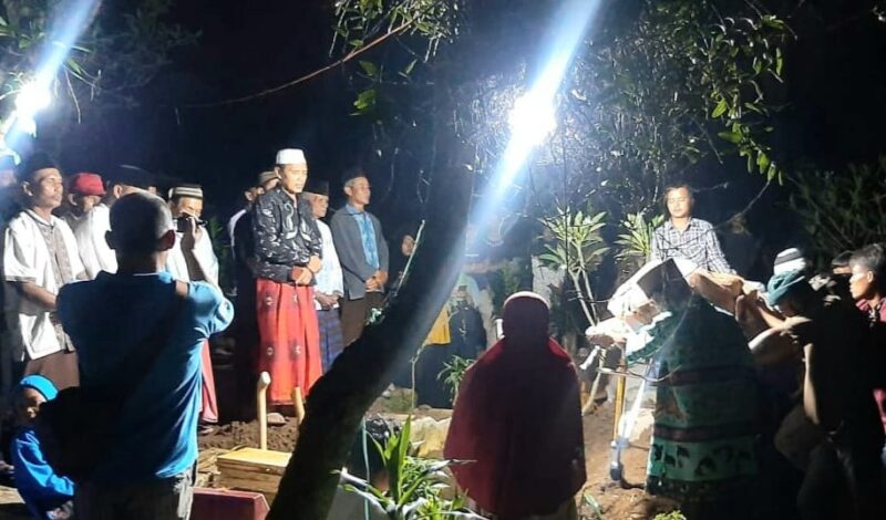 Jenazah Elipiyasari (26), korban dugaan pembunuhan di Pesisir Barat saat prosesi pemakaman di Wonosobo, Tanggamus, Rabu 9 Oktober 2024, malam.