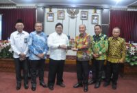 Pj Bupati Tanggamus saat memberikan plakat kepada Ombudsman RI di ruang rapat Pemkab setempat, Kamis 10 Oktober 2024.