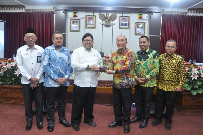 
 Pj Bupati Tanggamus saat memberikan plakat kepada Ombudsman RI di ruang rapat Pemkab setempat, Kamis 10 Oktober 2024.