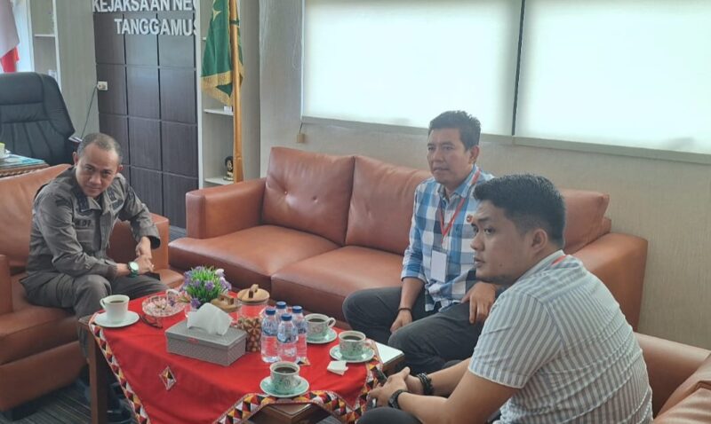 Kasat Resnarkoba Polres Tanggamus saat berkoordinasi dengan pihak Kejari Tanggamus, Kamis 10 Oktober 2024.