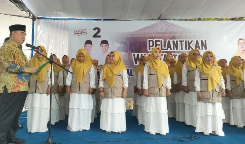 Calon Bupati Tanggamus Saleh Asnawi melantik ribuan relawan Wanita Tangguh Al-Mahmudah Tanggamus di Lamban Bulapis Batang, Talang Padang, Tanggamus, Kamis, 10 Oktober 2024.