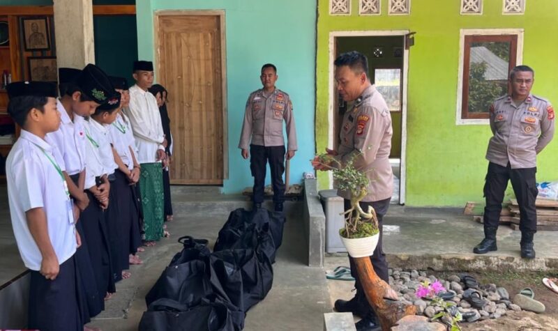 Polres Tanggamus melalui Sat Binmas membagikan bantuan sosial dari program NCS Polri kepada santri Pondok Pesantren Al-Qoof dan warga sekitar, Kamis, 10 Oktober 2024.