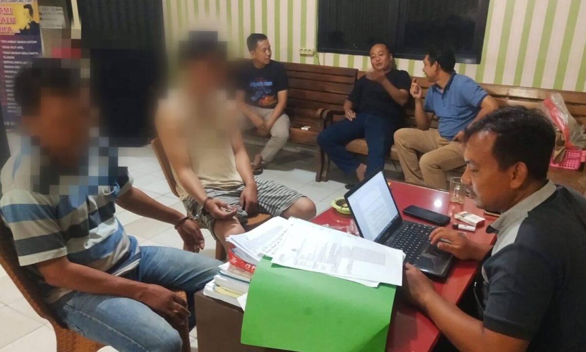 Kedua tersangka saat menjalani pemeriksaan di Polsek Sribawono, Lampung  Timur, Sabtu 12 Oktober 2024.