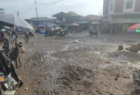 Kondisi pasar sarinongko Pringsewu dengan kondisi becek,Minggu 13 Oktober 2024 | Samuel/Media Prioritastv.com.