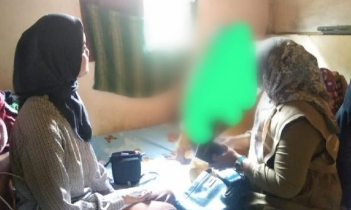 Dinas P3AKB saat mengunjungi CA di kediaman pamannya, Sabtu 12 Oktober 2024.