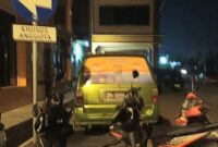 Mobil Oknum LSM inisial BD saat berada di Polres Pringsewu, Sabtu 12 Oktober 2024, malam.