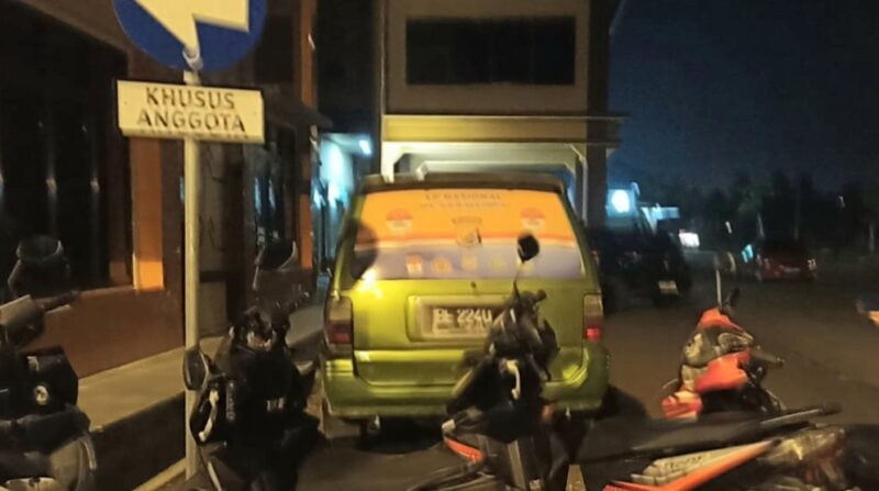 Mobil Oknum LSM inisial BD saat berada di Polres Pringsewu, Sabtu 12 Oktober 2024, malam.