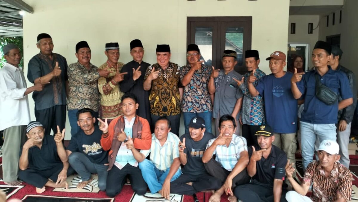 Kunjungan Calon Bupati Tanggamus Saleh Asnawi di rumah Anggota DPRD Kabupaten Tanggamus Fraksi Partai Nasdem Tri Wahyuningsih di Pekon Antar Brak, Kecamatan Limau, Tanggamus, Sabtu, 12 Oktober 2024.