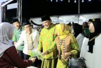 Sekda Pringsewu Heri Iswahyudi saat meninjau UMKM di Lapangan Pemkab  setempat, Minggu 13 Oktober 2024.