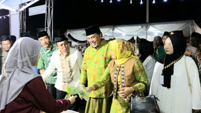 Sekda Pringsewu Heri Iswahyudi saat meninjau UMKM di Lapangan Pemkab  setempat, Minggu 13 Oktober 2024.