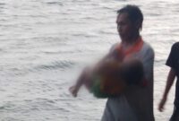 Evakuasi korban tenggelam di Pantai Kiluan, Kelumbayan, Tanggamus, Senin 14 Oktober 2024.