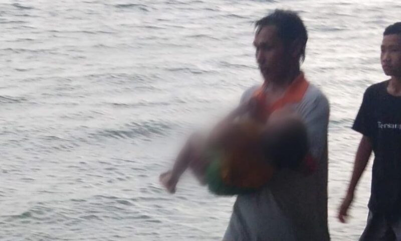 Evakuasi korban tenggelam di Pantai Kiluan, Kelumbayan, Tanggamus, Senin 14 Oktober 2024.