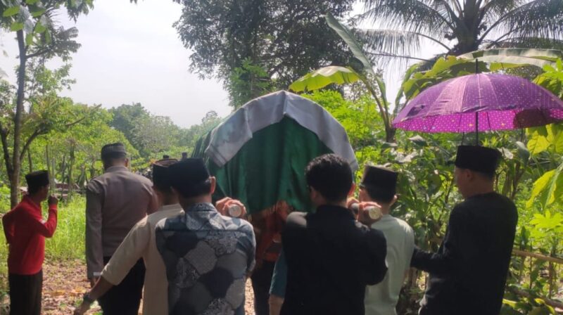 Prosesi pemakaman Manila, tokoh masyarakat Pekon Sinar Semendo, Talang Padang, Tanggamus, Selasa 15 Oktober 2024.