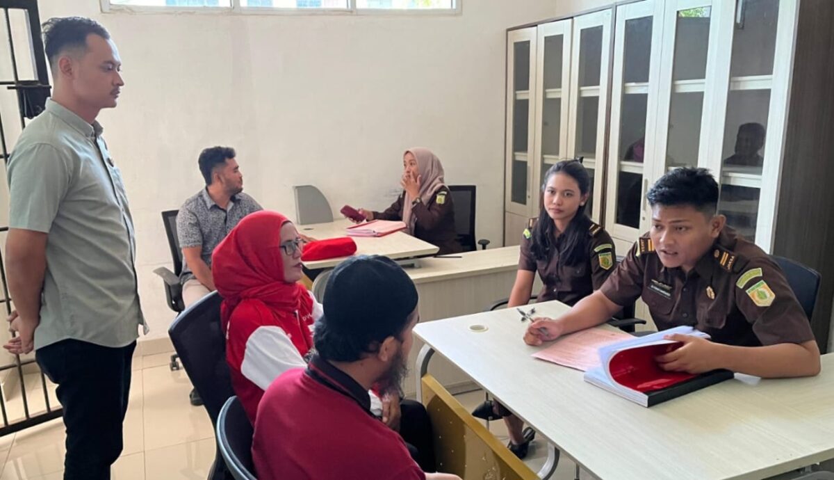 Tersangka saat dilimpahkan ke Kejari Pringsewu, Selasa 15 Oktober 2024.