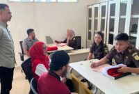 Tersangka saat dilimpahkan ke Kejari Pringsewu, Selasa 15 Oktober 2024.