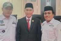 Ketua DPC Apdesi Tanggamus Mirza YB didampingi Sekretaris DPC Apdesi Tanggamus Sumadi saat foto bersama Ketua DPRD Tanggamus periode 2024 - 2029 Agung Setyo Utomo usai rapat paripurna istimewa DPRD setempat, Rabu 16 Oktober 2024 | Herdi/Media Prioritastv.com.