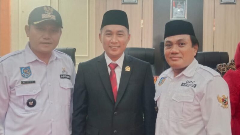 Ketua DPC Apdesi Tanggamus Mirza YB didampingi Sekretaris DPC Apdesi Tanggamus Sumadi saat foto bersama Ketua DPRD Tanggamus periode 2024 - 2029 Agung Setyo Utomo usai rapat paripurna istimewa DPRD setempat, Rabu 16 Oktober 2024 | Herdi/Media Prioritastv.com.