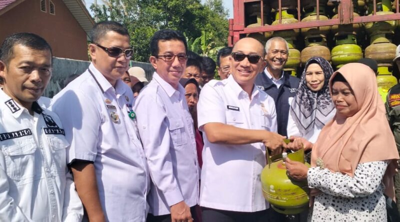 Pj Bupati Tanggamus Mulyadi Irsan secara simbolis menyerahkan gas elpiji 3 kilogram kepada warga, Rabu 16 Oktober 2024.