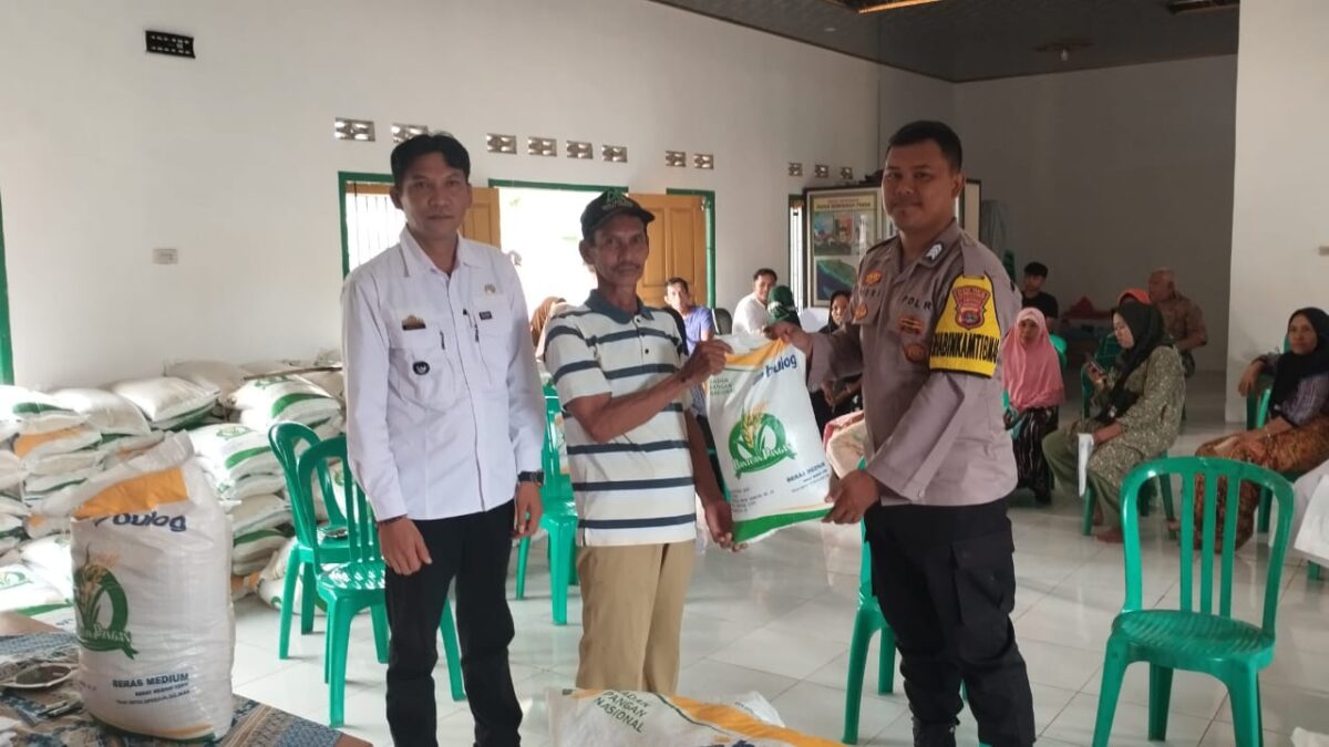 Penyerahan Bantuan Beras Pangan Nasional di Pekon Banjar Manis, Cukuh Balak, Tanggamus, Rabu 16 Oktober 2024.