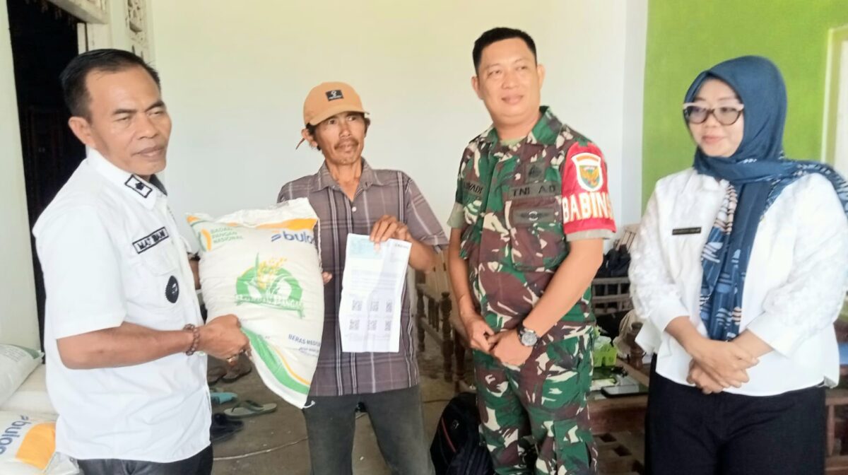 Penyaluran beras pemerintah oleh Pekon Way Kerap, Semaka, Tanggamus, Selasa 15 Oktober 2024 | Edi Hidayat/Media Prioritastv.com.