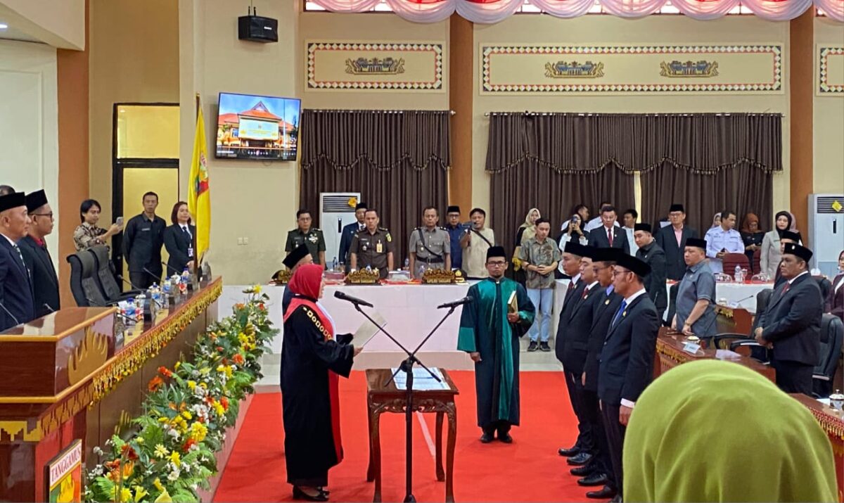 Pelantikan Agung Setyo Utomo sebagai Ketua DPRD Tanggamus saat dilantik Ketua PN Tanggamus di ruang sidang DPRD setempat, Rabu 16 Oktober 2024 | Herdi/Media Prioritastv.com.