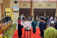 Pelantikan Agung Setyo Utomo sebagai Ketua DPRD Tanggamus saat dilantik Ketua PN Tanggamus di ruang sidang DPRD setempat, Rabu 16 Oktober 2024 | Herdi/Media Prioritastv.com.