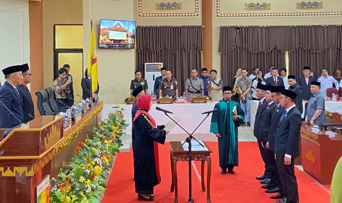 Pelantikan Empat Pimpinan DPRD Tanggamus oleh Ketua PN Kota Agung Eva Susiana di ruang sidang DPRD setempat, Rabu 16 Oktober 2024 | Herdi/Media Prioritastv.com.