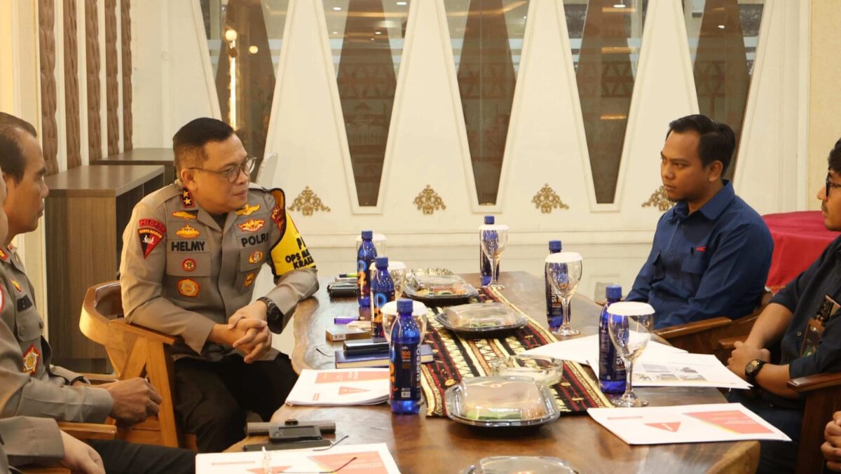Silaturahmi Project Manager Ruas Tol Bakter Rudiano Muhammad saat berkoordinasi dengan Kapolda Lampung Irjen Pol Helmy Santika, Rabu 16 Oktober 2024 | Dok. Polda Lampung.