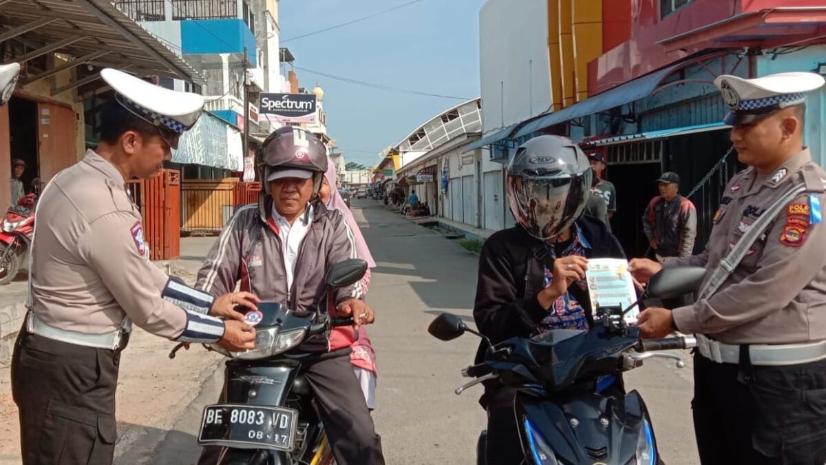 Pembagian Pamflet oleh Sat Lantas Polres Tanggamus di Jalinbar Talang Padang, Kamis 17 Oktober 2024.