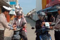 Pembagian Pamflet oleh Sat Lantas Polres Tanggamus di Jalinbar Talang Padang, Kamis 17 Oktober 2024.
