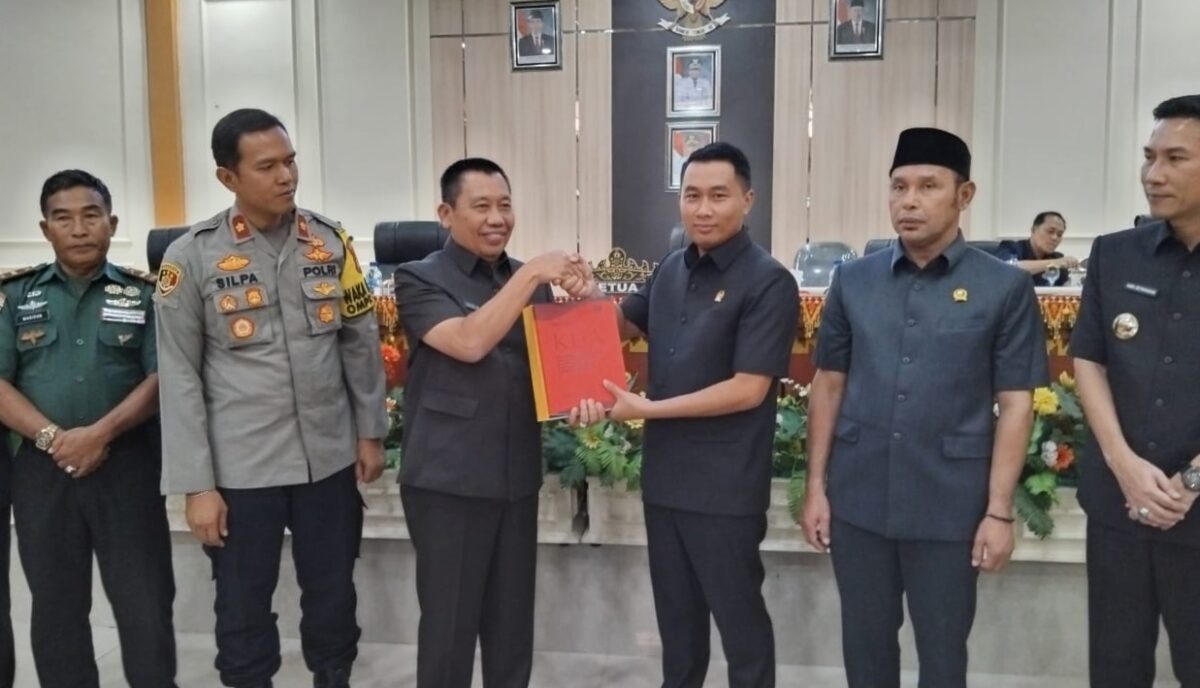 Penyerahan Dokumen KUA dan PPAS oleh Pj Sekda Suaidi kepada Ketua DPRD Tanggamus Agung Setyo Utomo di ruang sidang DPRD setempat, Kamis 17 Oktober 2024 | Herdi/Media Prioritastv.com.