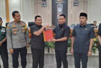 Penyerahan Dokumen KUA dan PPAS oleh Pj Sekda Suaidi kepada Ketua DPRD Tanggamus Agung Setyo Utomo di ruang sidang DPRD setempat, Kamis 17 Oktober 2024 | Herdi/Media Prioritastv.com.
