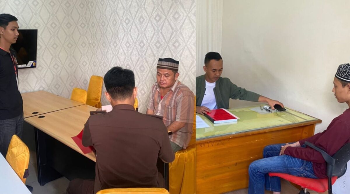 Kedua tersangka saat dilimpahkan ke Kejari Tanggamus, Kamis 17 Oktober 2024.
