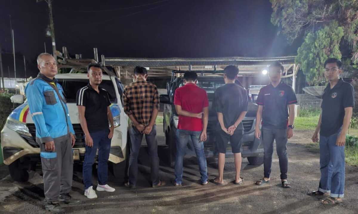 Tiga dari empat tersangka yang berhasil ditangkap Polres Lampung Timur.