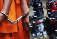 Kedua tersangka dan barang bukti yang diamankan Polsek Gunung Sugih, Polres Lampung Tengah, Kamis 17 Oktober 2024.