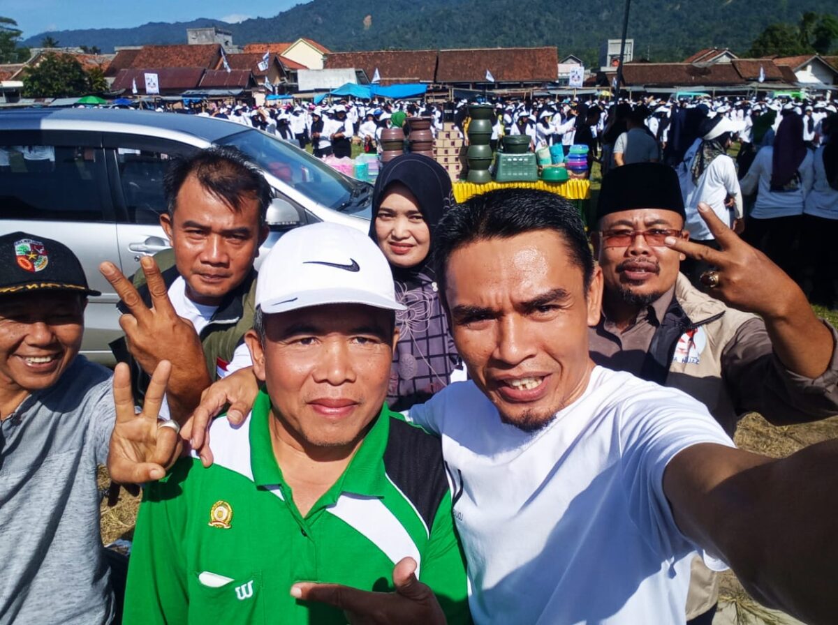 Calon Wakil Bupati Tanggamus Agus Suranto saat foto bersama pendukungnya, Sabtu 19 Oktober 2024.