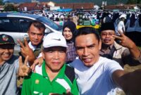 Calon Wakil Bupati Tanggamus Agus Suranto saat foto bersama pendukungnya, Sabtu 19 Oktober 2024.