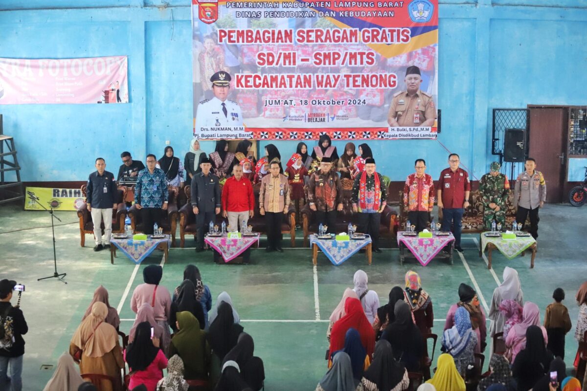 Pembagian Seragam Gratis di Lampung Barat, Jumat 18 Oktober 2024.