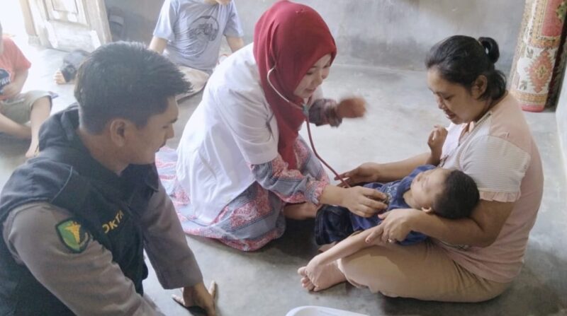 Pemeriksaan Kesehatan Rafan Gifari (4) Pasien Celbral Palsy di wilayah Way Kamal, Negeri Ratu, Kotaagung, kemarin, Sabtu 19 Oktober 2024.