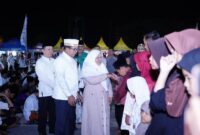 Pj Gubernur Lampung Samsudin dan istri saat memberikan semangat kepada para santri, Sabtu 19 Oktober 2024, malam.