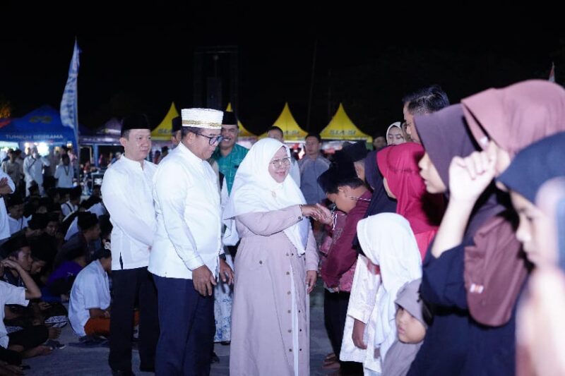 Pj Gubernur Lampung Samsudin dan istri saat memberikan semangat kepada para santri, Sabtu 19 Oktober 2024, malam.