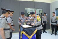 Kapolres Tanggamus AKBP Rivanda saat menandatangani memory Sertijab Kasat Lantas dan Kapolsek Sumberejo, kemarin Sabtu 19 Oktober 2024 | Dok. Polres Tanggamus.