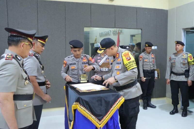 Kapolres Tanggamus AKBP Rivanda saat menandatangani memory Sertijab Kasat Lantas dan Kapolsek Sumberejo, kemarin Sabtu 19 Oktober 2024 | Dok. Polres Tanggamus.