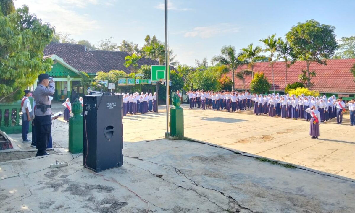 Bripka Mei Rico Bhabinkamtibmas Polsek Talang Padang saat Menjadi Pembina Upacara di SMP N 2 Talang Padang. Foto : AsrulAriski/Media Prioritastv.com. 