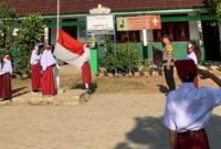 Bripka Noprian Bhabinkamtibmas Polsek Pulau Panggung saat Menjadi Pembina Upacara di SDN 1 Sinar Mancak. Foto: AsrulAriski/Media Prioritastv.com.